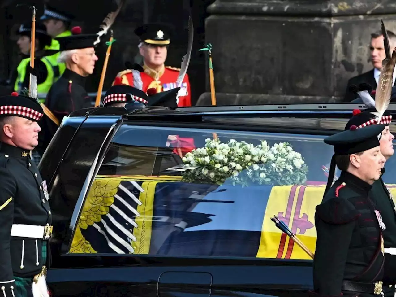 Queen Elizabeth's coffin taken through Edinburgh in solemn procession