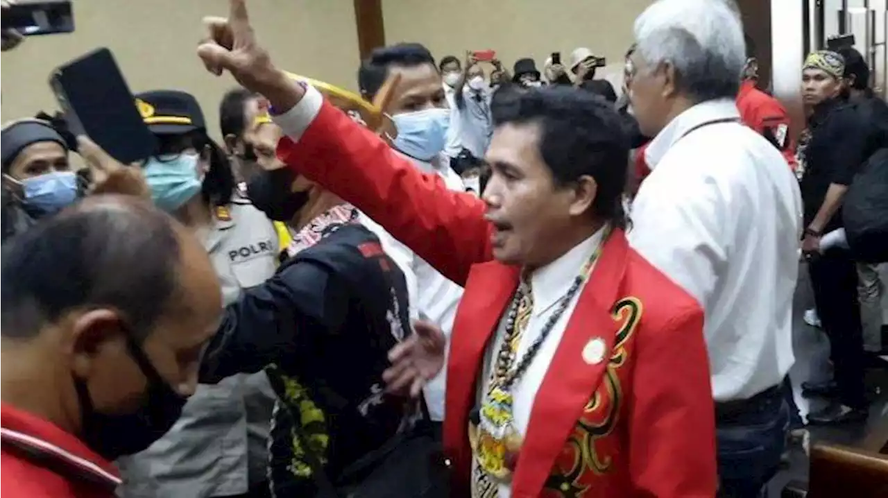 Sidang Ricuh, Massa Adat Dayak-Kalimantan Tak Terima Vonis Edy Mulyadi - Tribunnews.com