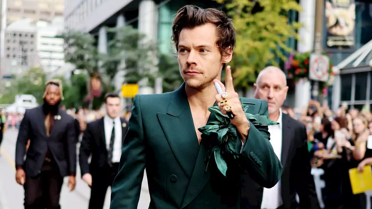 Harry Styles e lo smalto verde abbinato alla borsa bamboo Gucci