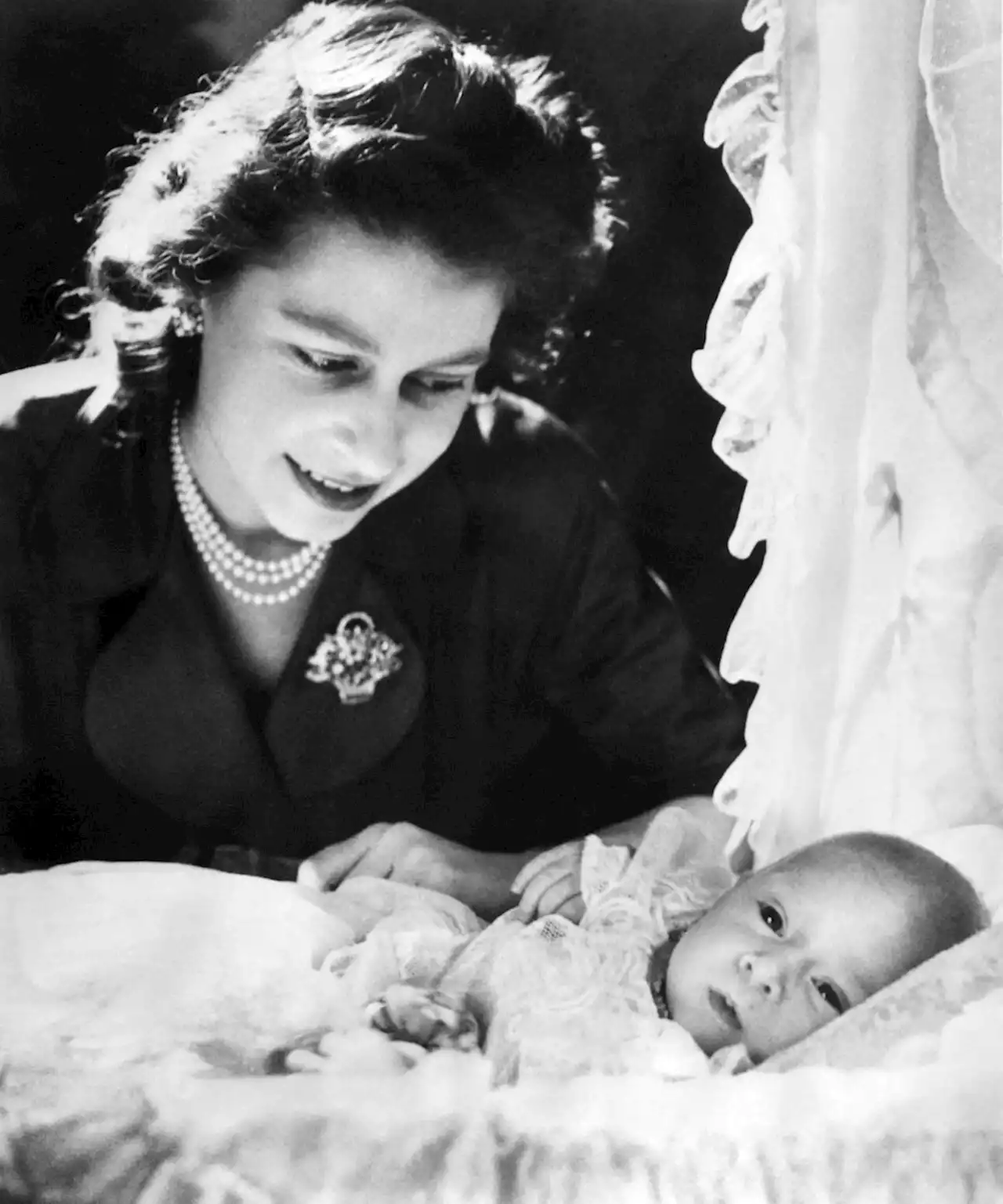 30 of the Most Touching Photos of Queen Elizabeth II With the New King