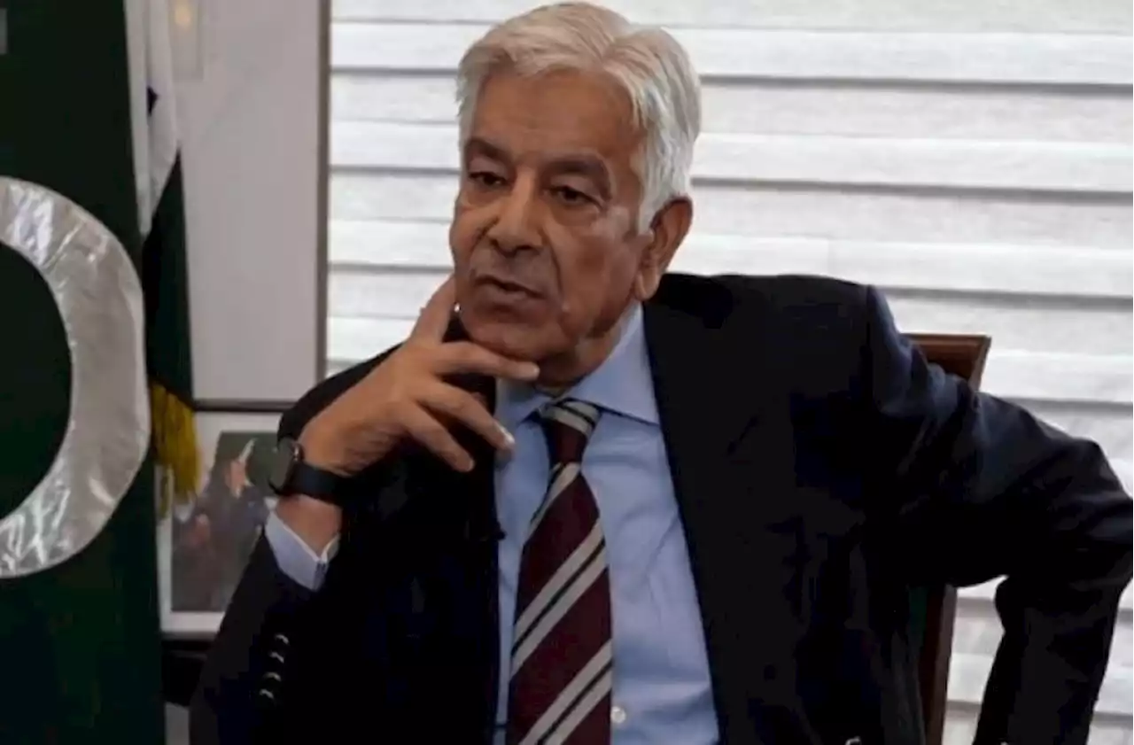 عمران خان اسٹیبلشمنٹ سے مذاکرات کیلئے دروازے کھولنے کی کوشش کر رہے ہیں: وزیر دفاع خواجہ آصف