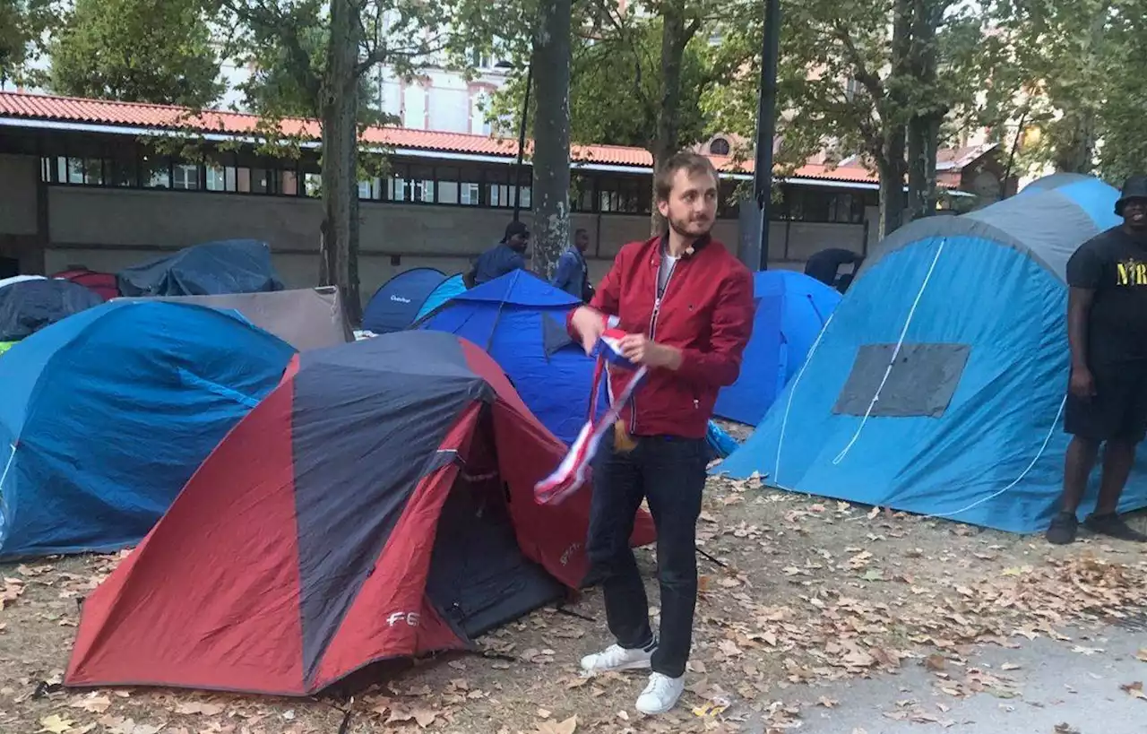 A Toulouse, un député dort sous la tente aux côtés de jeunes migrants