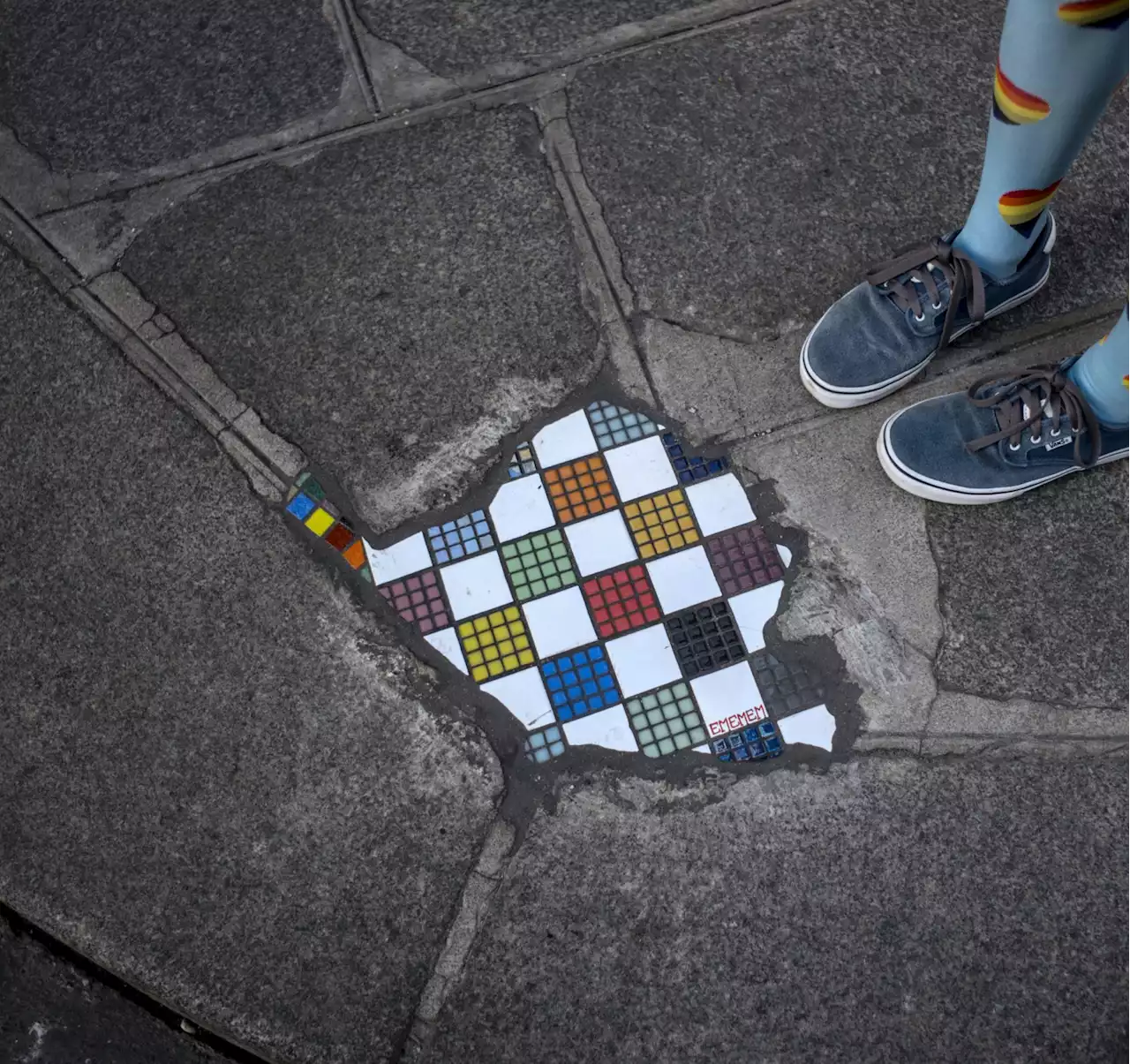 Art Industry News: Meet Ememem, the Mystery Street Artist and 'Pothole Knight' Who Turns Broken Streets Into Colorful Mosaics + Other Stories | Artnet News