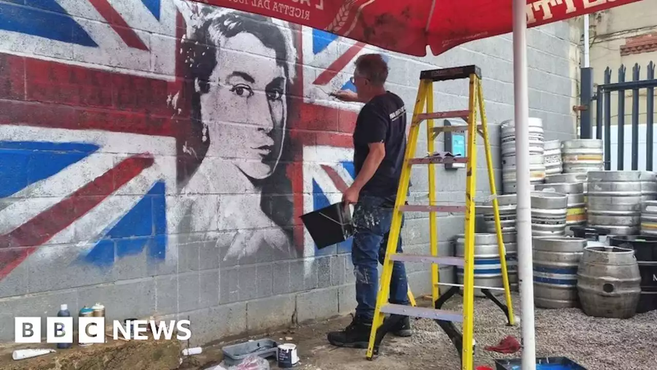 Sheffield: Artist's 'Britpop-inspired' mural honours Queen