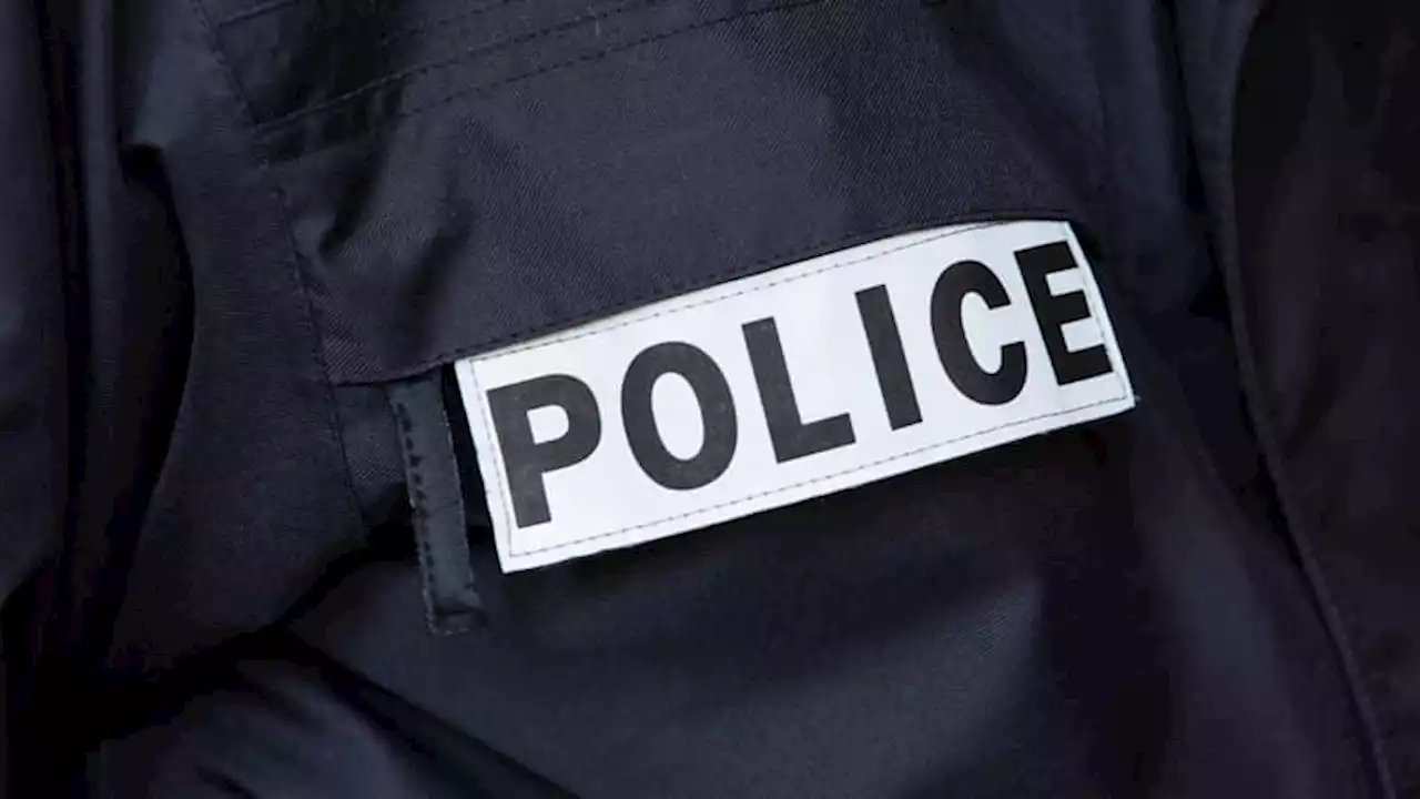 Nanterre: des faux policiers menottent une femme, lui volent plus de 4000 euros et prennent la fuite