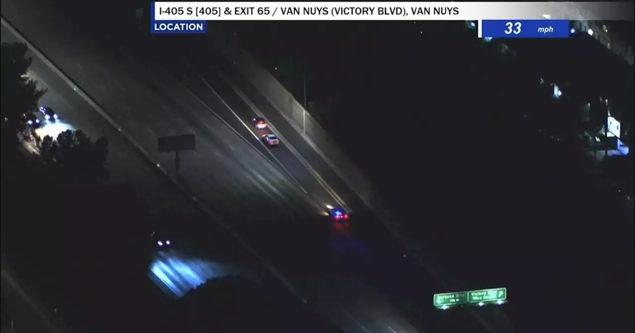 LAPD officers pursue stolen vehicle suspect through Van Nuys