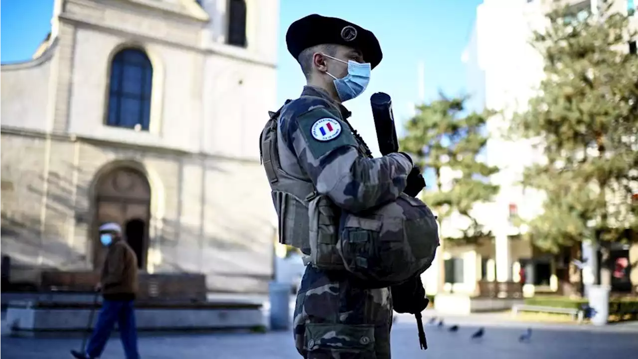 Terrorisme : pourquoi l'opération Sentinelle ne doit-elle plus être confiée aux militaires, selon la cour des comptes ?