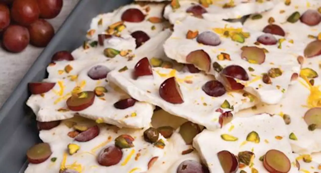 Frozen Yogurt Bark, il dolce light per tutti da fare in 5 minuti. Ecco la ricetta