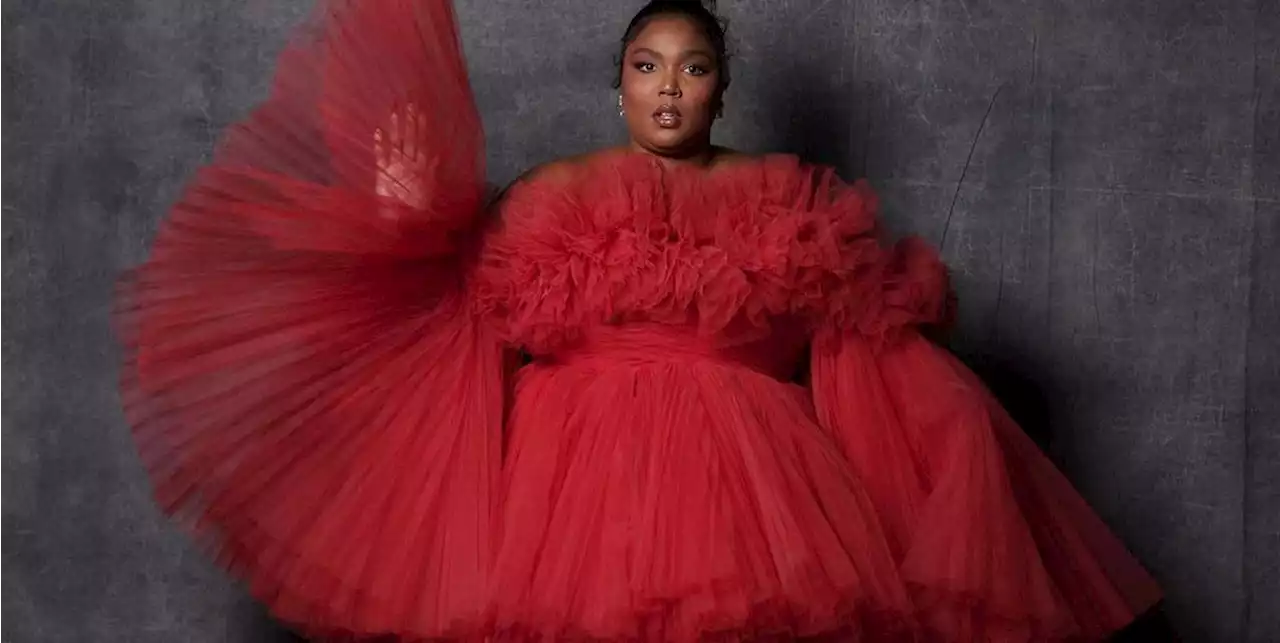 Fuoco, fiamme e tulle: il red dress di Lizzo agli Emmy 2022 ci ha scaldato il cuore