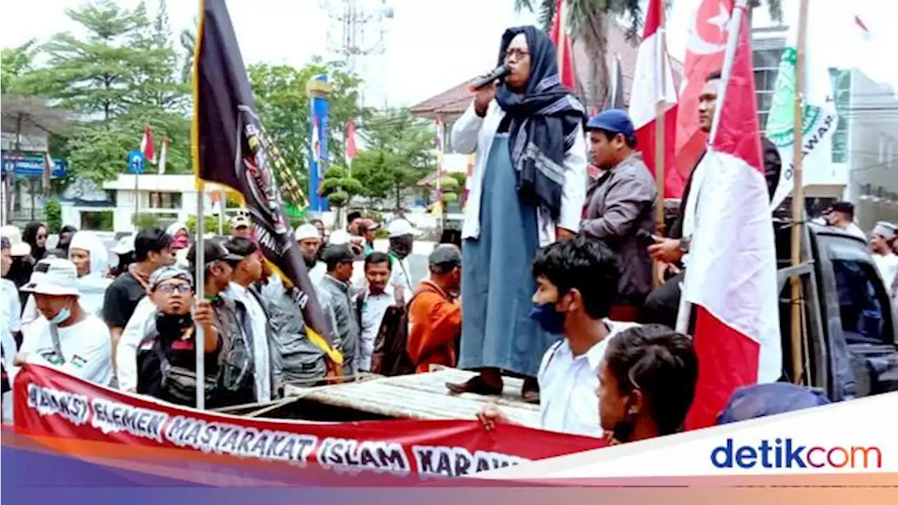 Massa Demo di Kantor Bupati Karawang: Tolak Kenaikan Harga BBM!