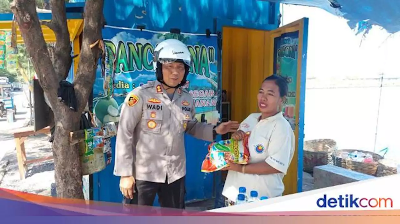 Polisi dan Komunitas Vespa Kota Mojokerto Berbagi Sembako Dampak BBM Naik