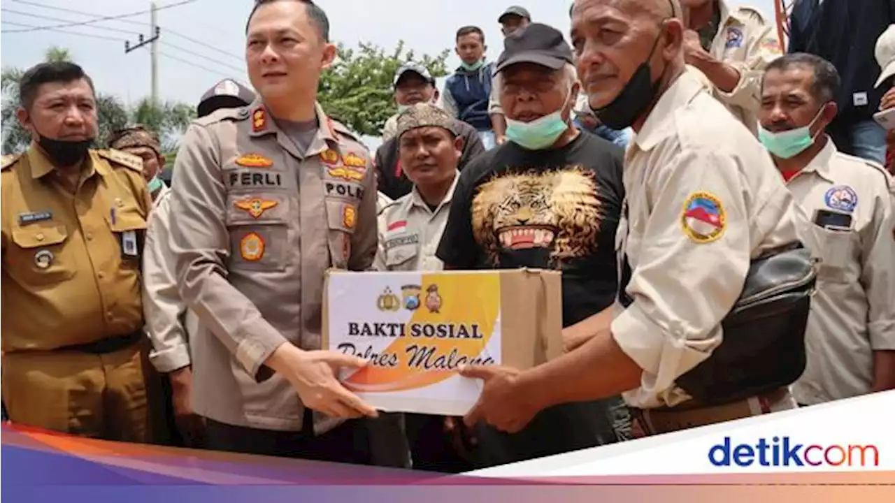 Polres Malang Bagikan 150 Paket Sembako ke Sopir Jip Bromo Terdampak BBM