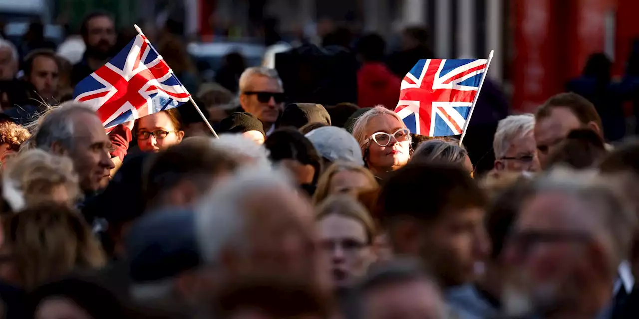 Devant Westminster, les premiers Londoniens attendent l'arrivée du corps de la reine