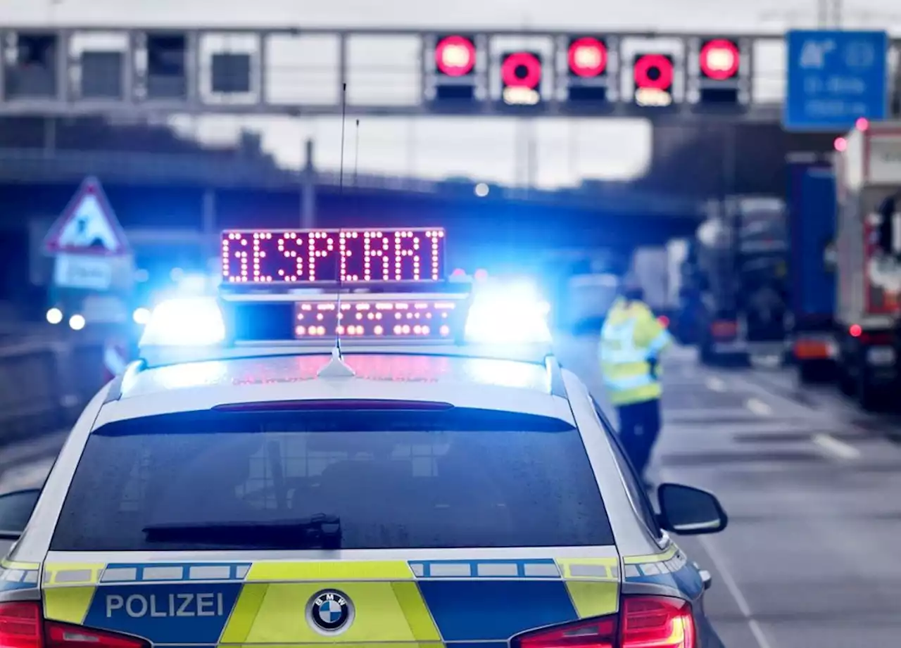 Trümmerfeld bei Neumarkt i.d.OPf.: A3 Regensburg Richtung Nürnberg nach Unfall gesperrt - idowa