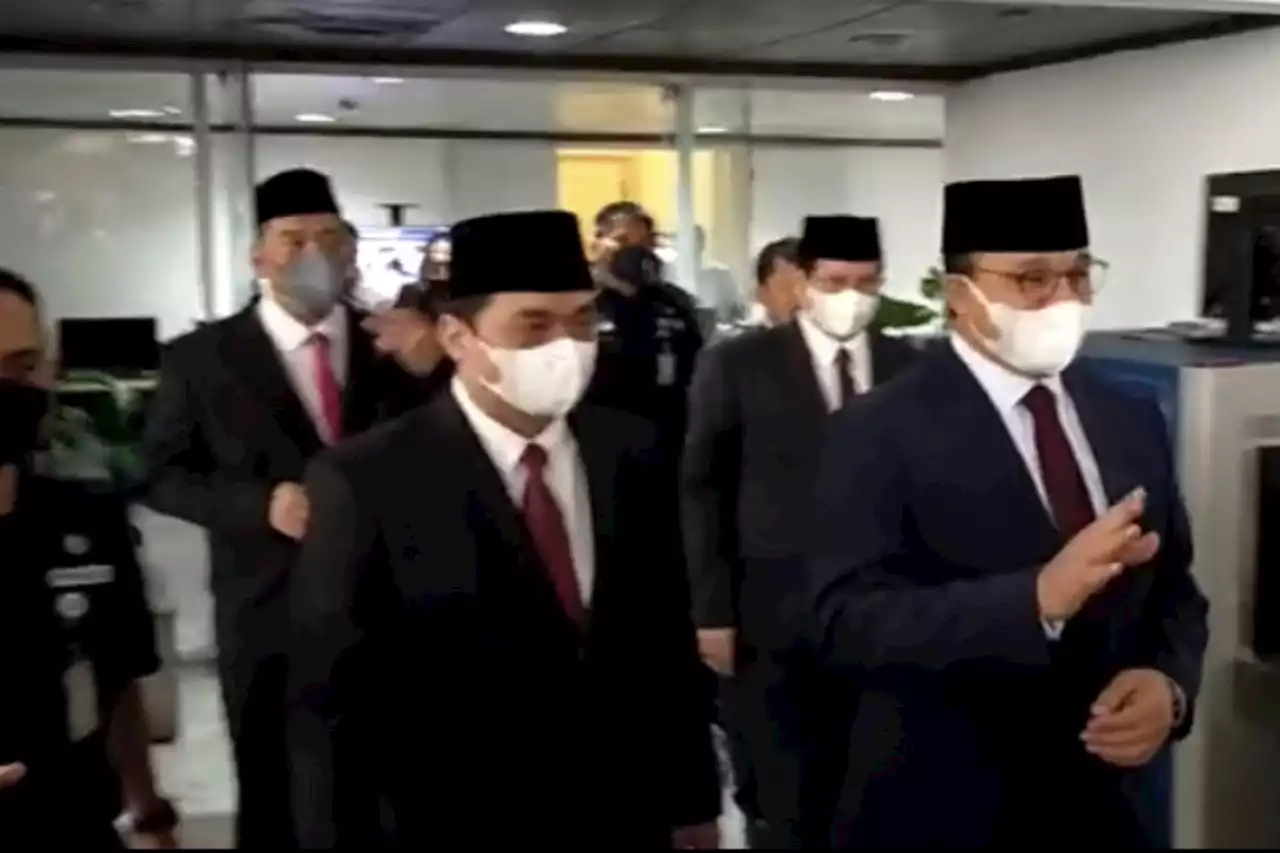 Ekspresi Anies Baswedan saat Hadir di Rapat Paripurna Pemberhentian Gubernur DKI