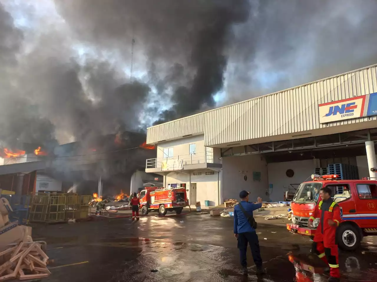 Gedung JNE Terbakar, Begini Nasib Barang Konsumen