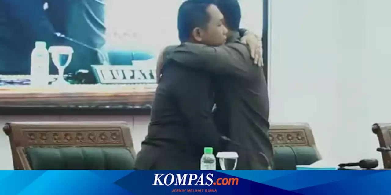 Pelukan Bupati Thoriq Usai Ketua DPRD Lumajang Mengundurkan Diri