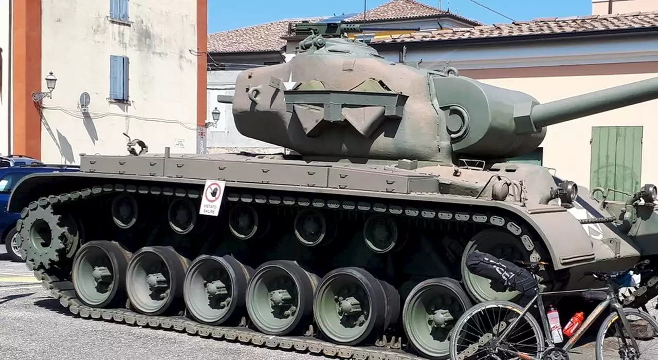 Noleggia un carro armato per la festa e scatena il panico in paese: «Preparativi di guerra»