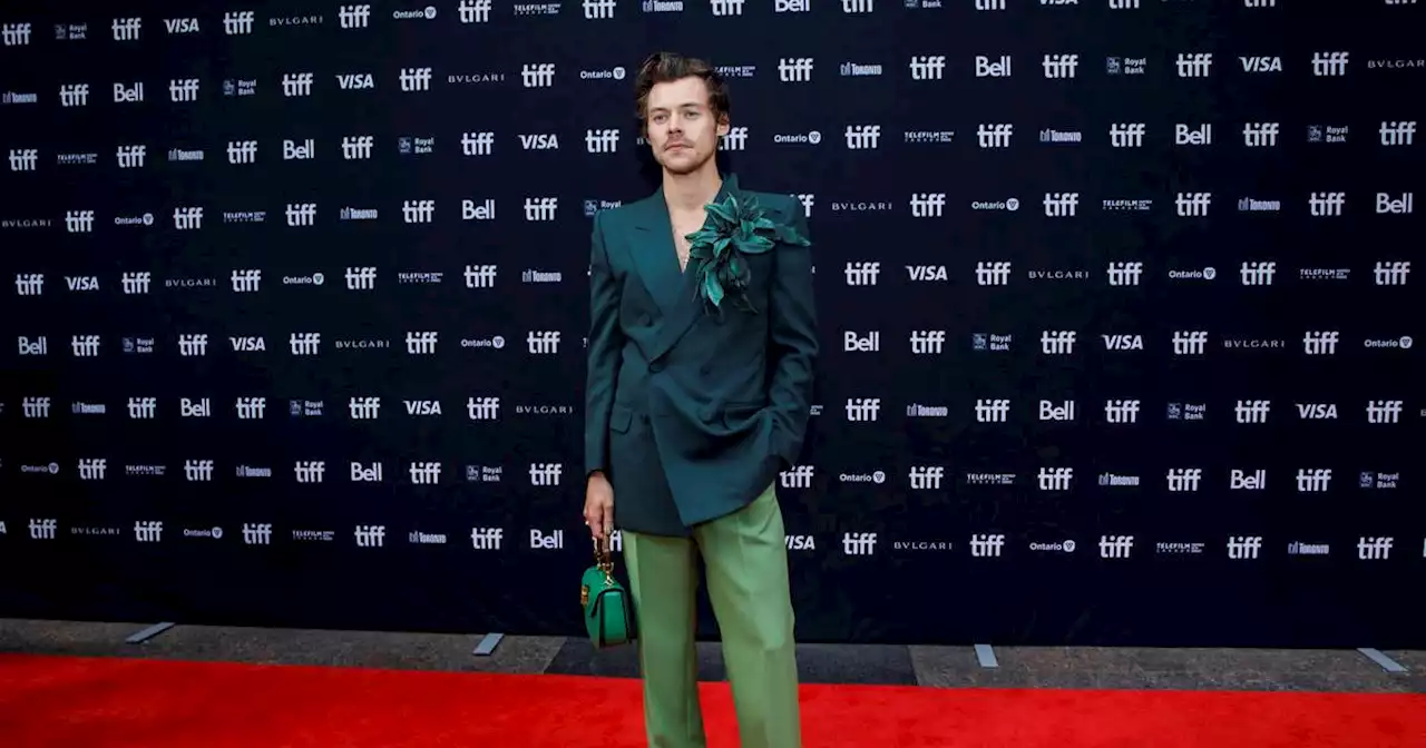 Petit sac à main vert sur tapis rouge : l'apparition remarquée de Harry Styles à Toronto