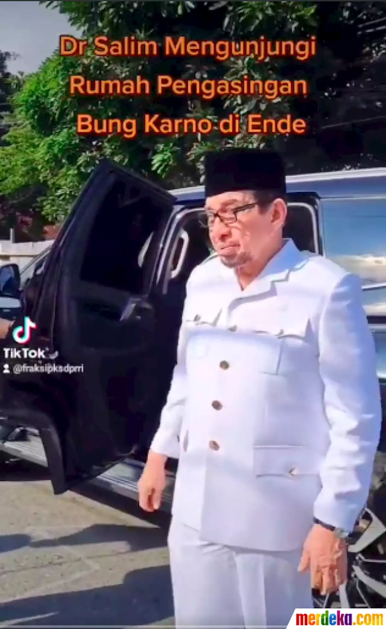 Foto : Salim Segaf PKS Kunjungi Rumah Pengasingan Bung Karno, Seragamnya Jadi Sorotan | merdeka.com