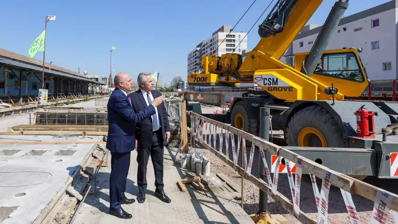 Alberto Fernández recorrió las obras que permitirán la llegada del Belgrano Sur a Constitución