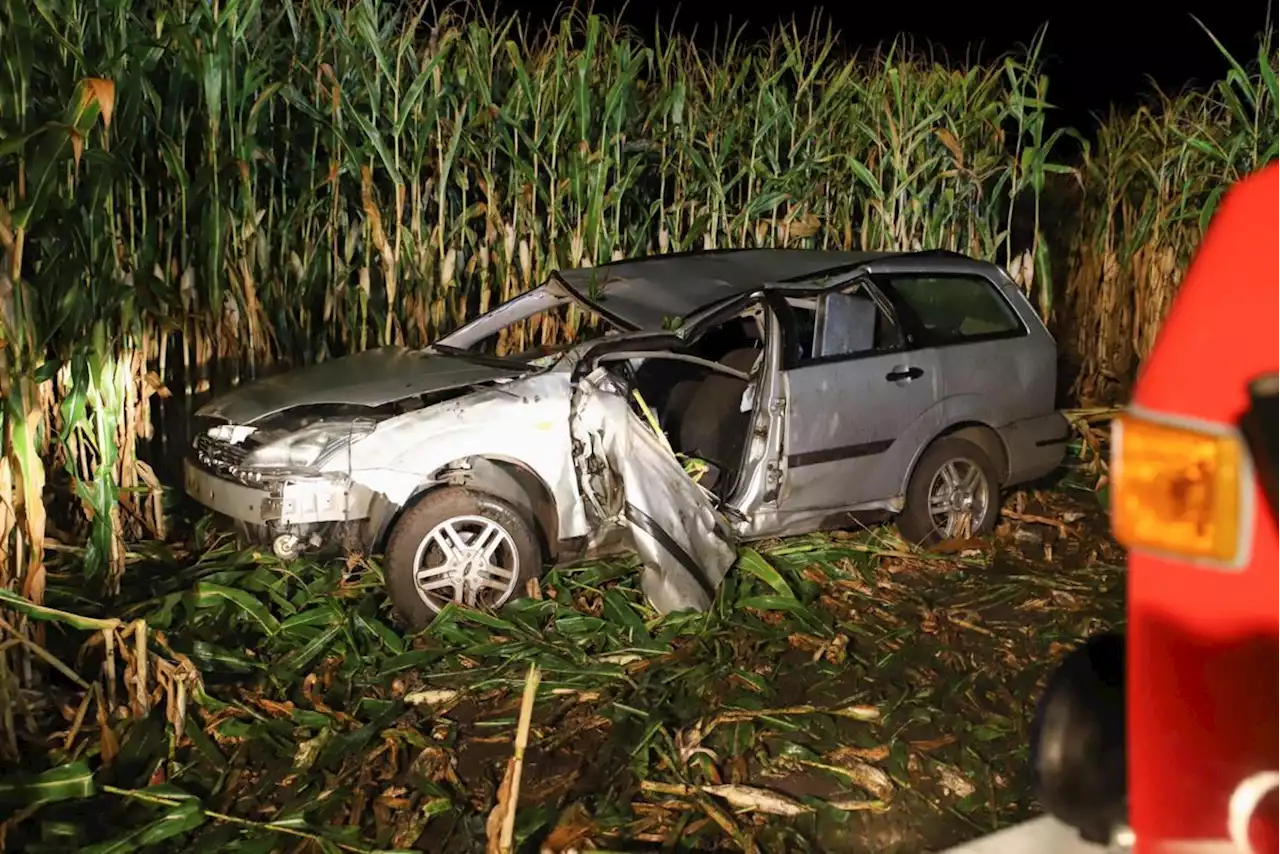 Schrecklicher Unfall: 21-Jähriger wird aus Auto geschleudert und stirbt