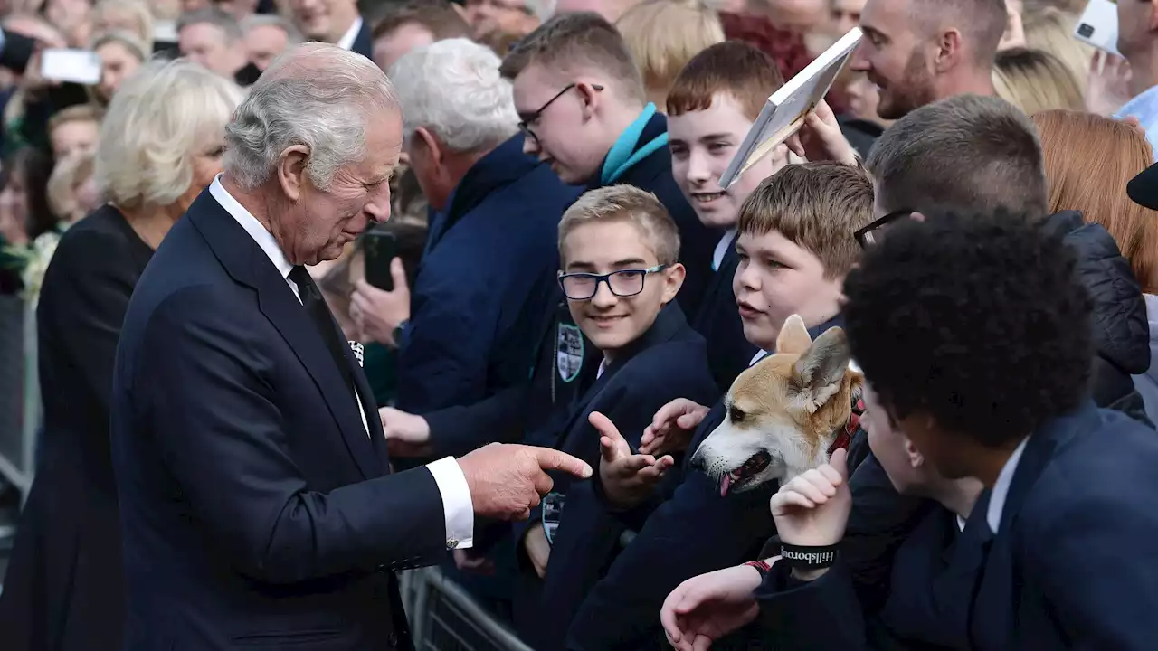 König Charles und Camilla schütteln die Hände der Trauernden