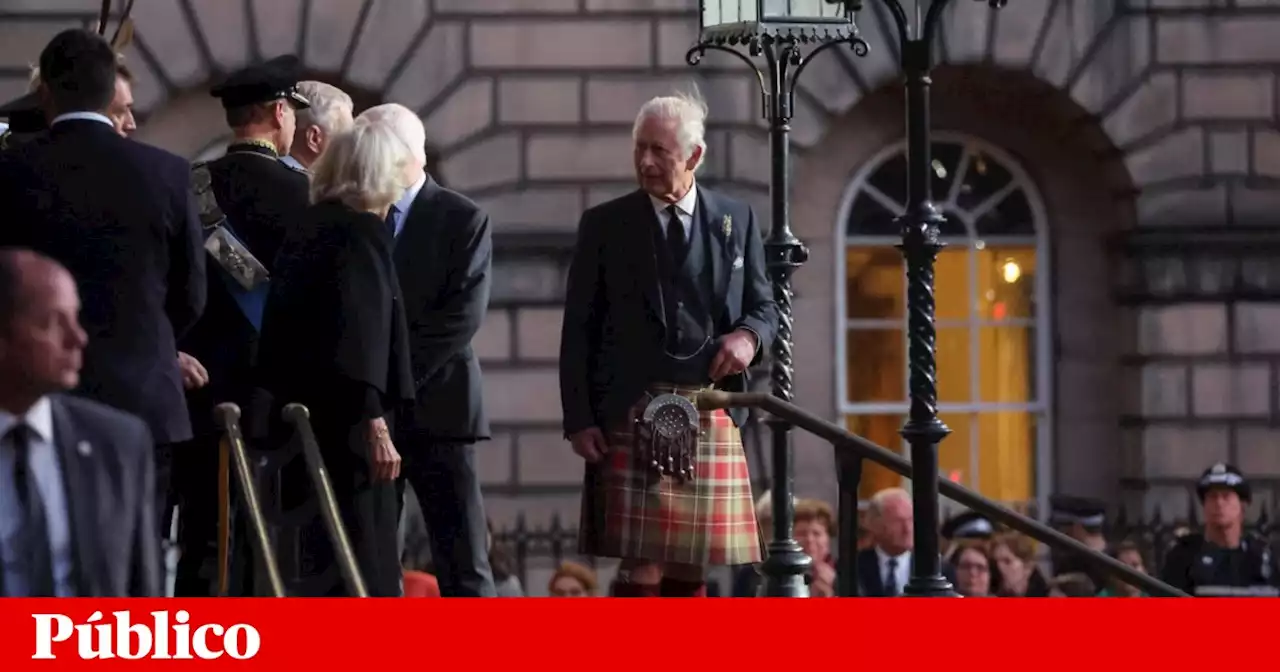 Milhares encheram as ruas de Edimburgo para o cortejo fúnebre de Isabel II