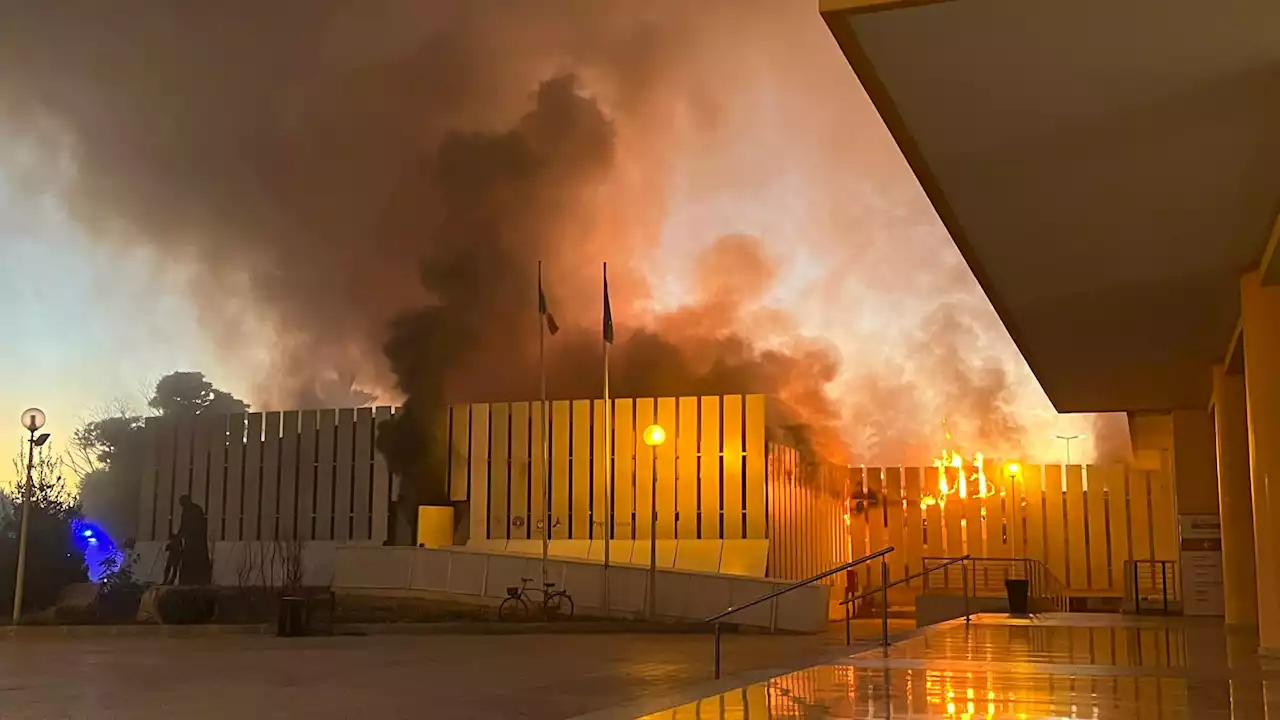 Barletta: scoppia incendio in area covid dell'ospedale, nessun ferito. Evacuati 4 pazienti