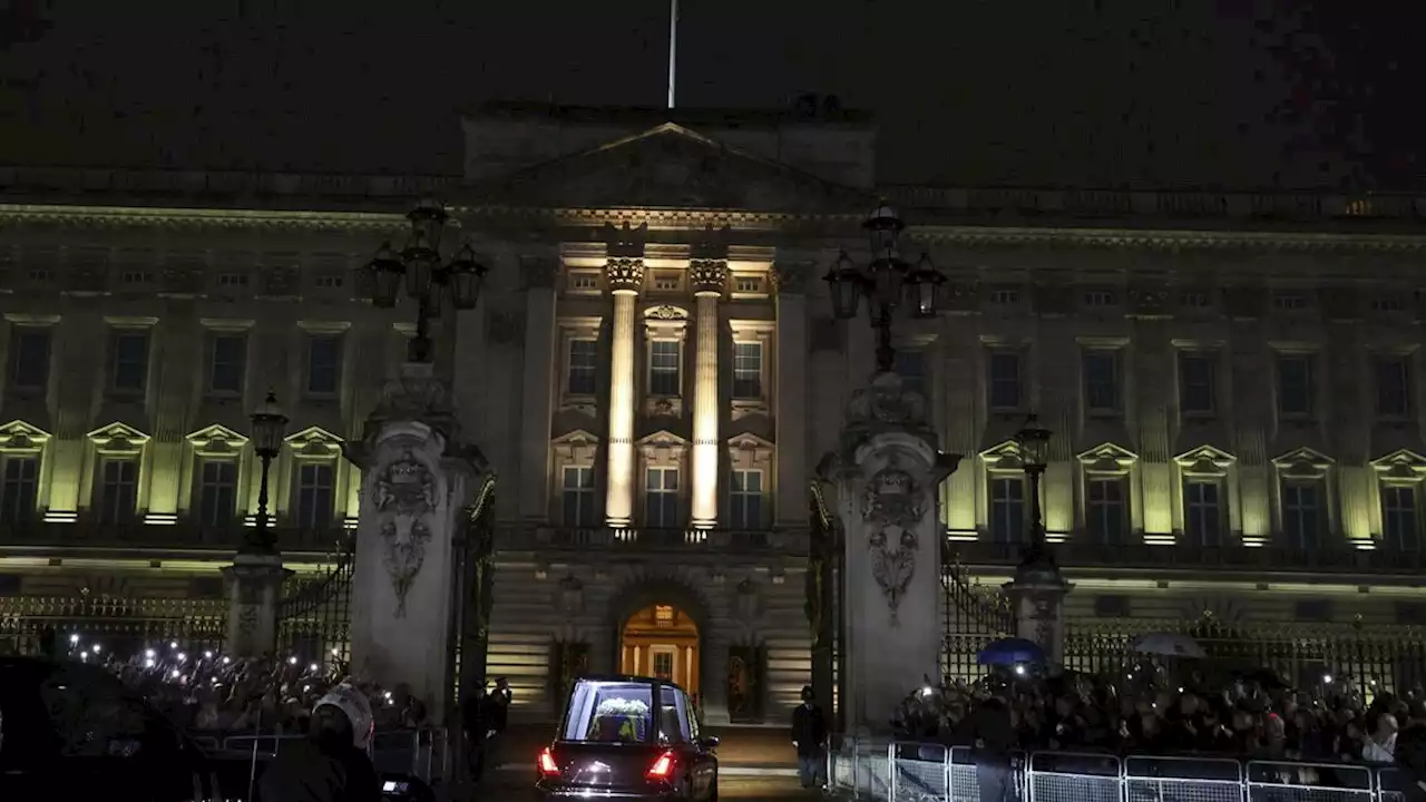 Le cercueil d'Elizabeth est arrivé à Buckingham devant des milliers de Britanniques émus