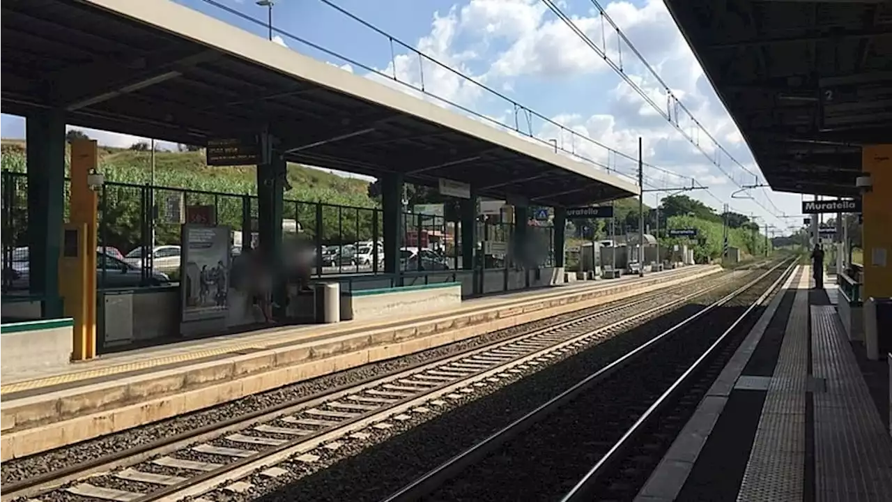 Attraversa i binari mentre torna a casa e viene investito da un treno