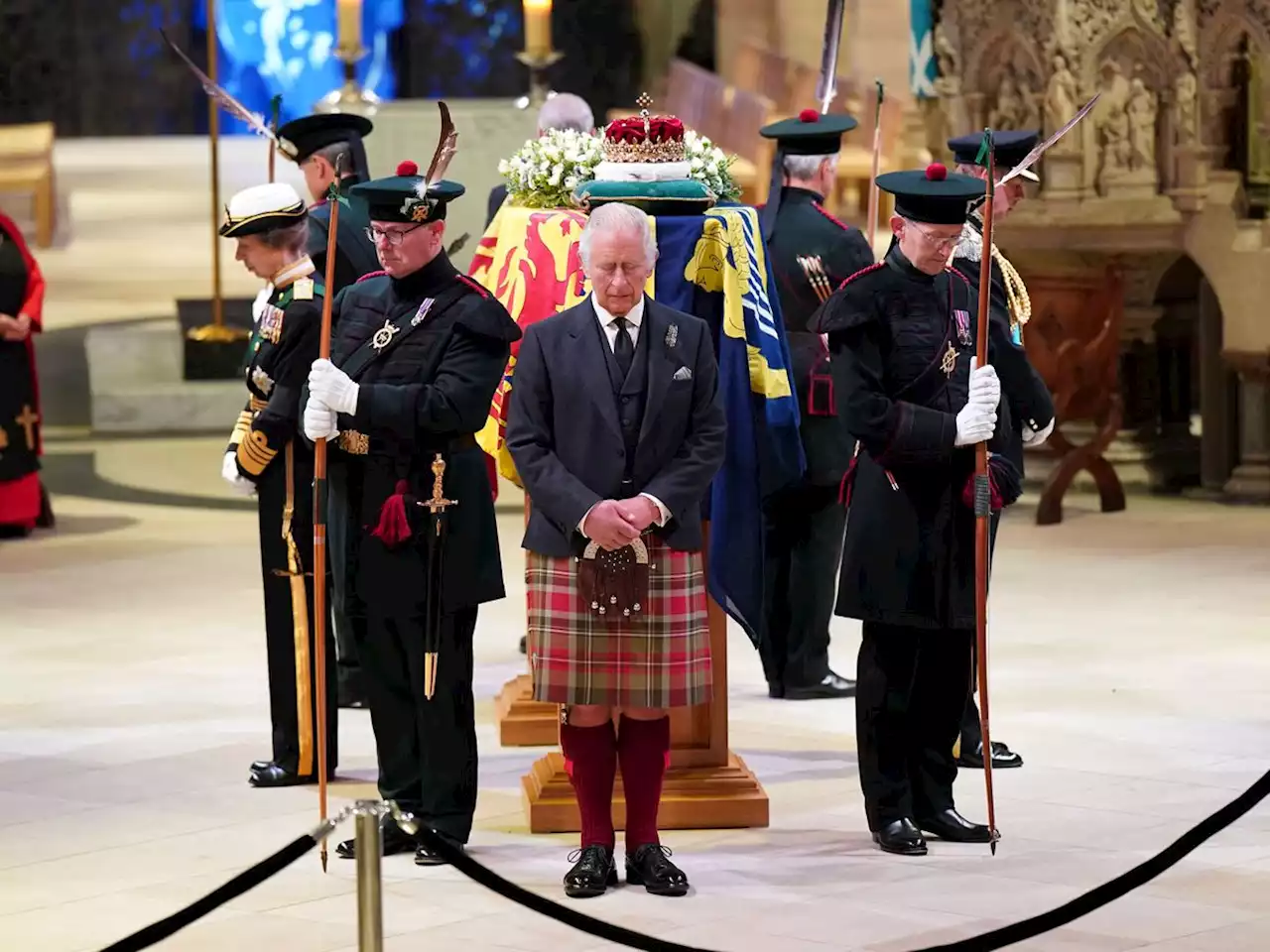 Queen’s children surround her coffin for sombre vigil at St Giles’ Cathedral