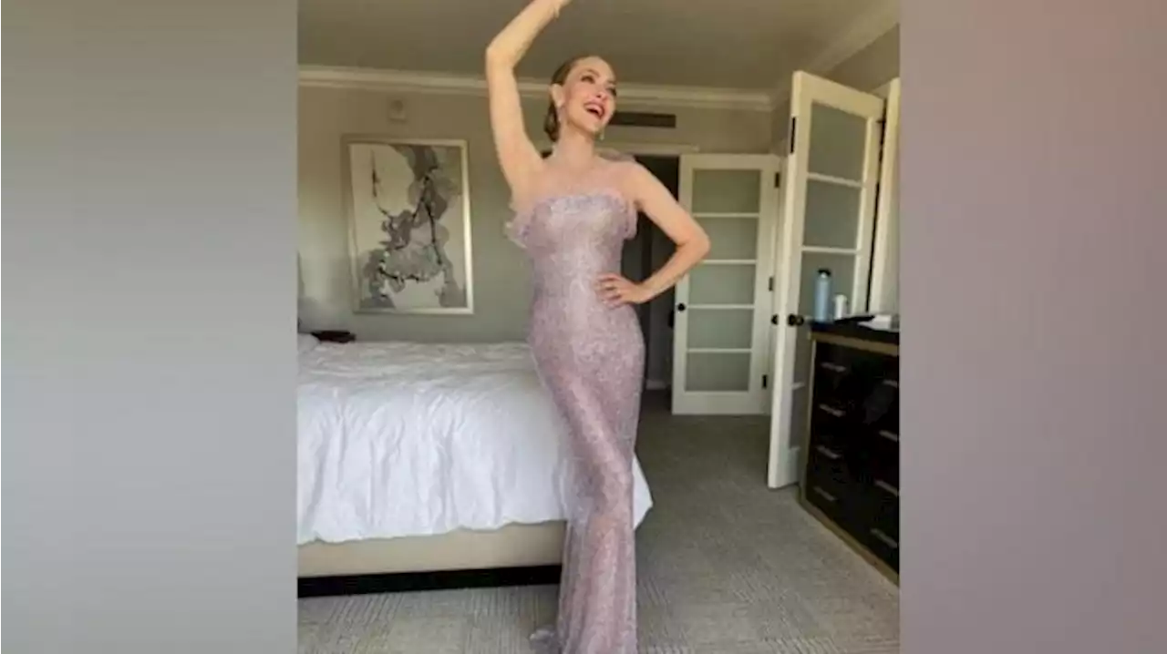 Amanda Seyfried Tampil Bak Putri Duyung Pakai Gaun Pink di Emmy Awards