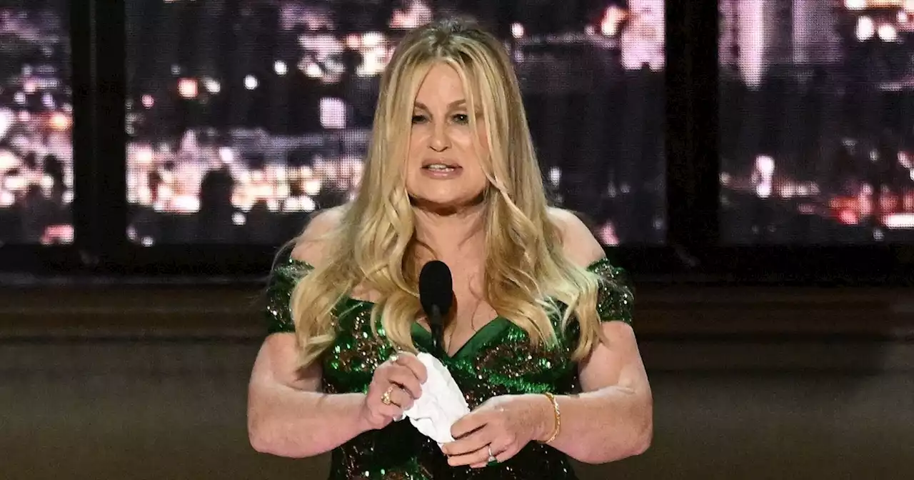 Jennifer Coolidge jokingly begs academy not to rush her off the stage during hilarious acceptance speech