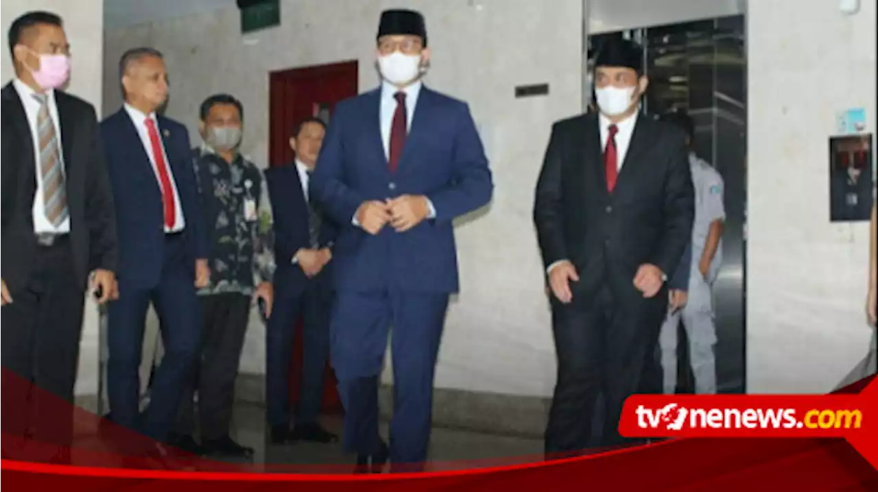 Anies Baswedan dan Ahmad Riza Patria Kompak Datang ke Ruang Rapat Paripurna DPRD DKI Jakarta