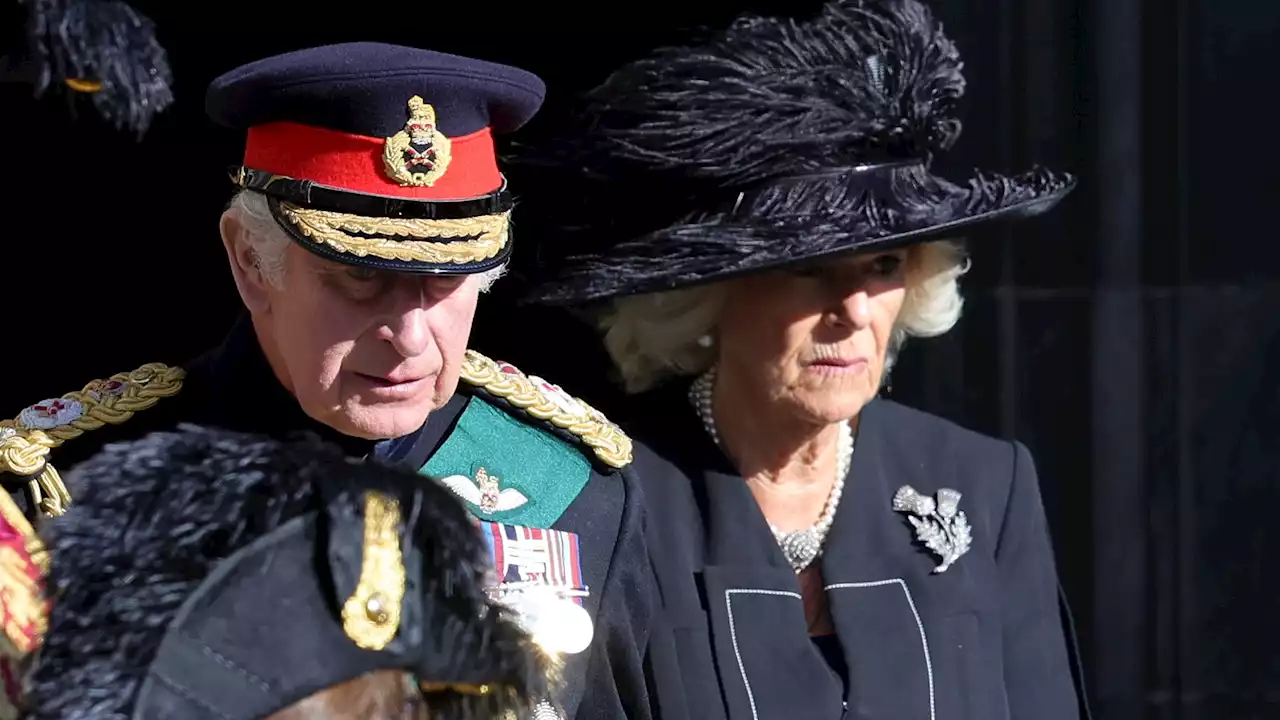 La morte della Regina Elisabetta, il significato speciale della spilla indossata da Camilla a Edimburgo