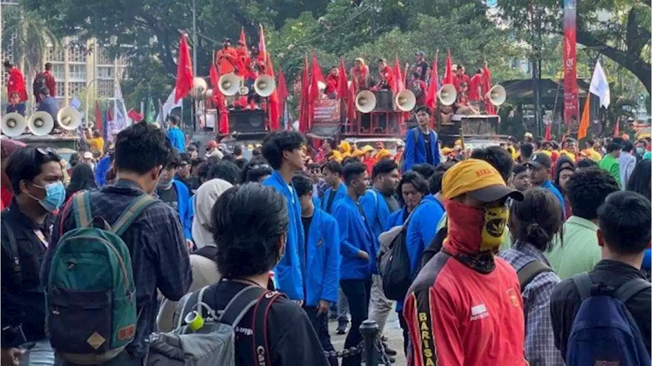 Ribuan Mahasiswa Belum Bubar, Tetap Demo di Patung Kuda