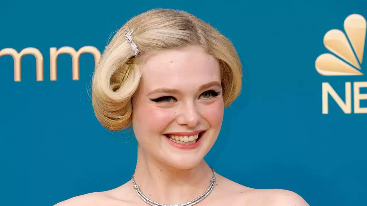 Elle Fanning agli Emmy 2022: ovvero come farsi il caschetto senza tagliare i capelli