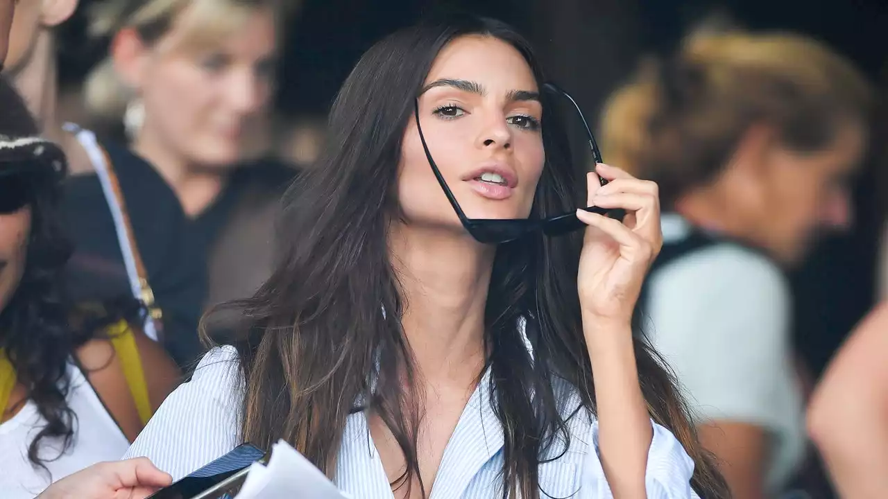 Emily Ratajkowski Has a Carrie Bradshaw Moment at Vogue World Rehearsal