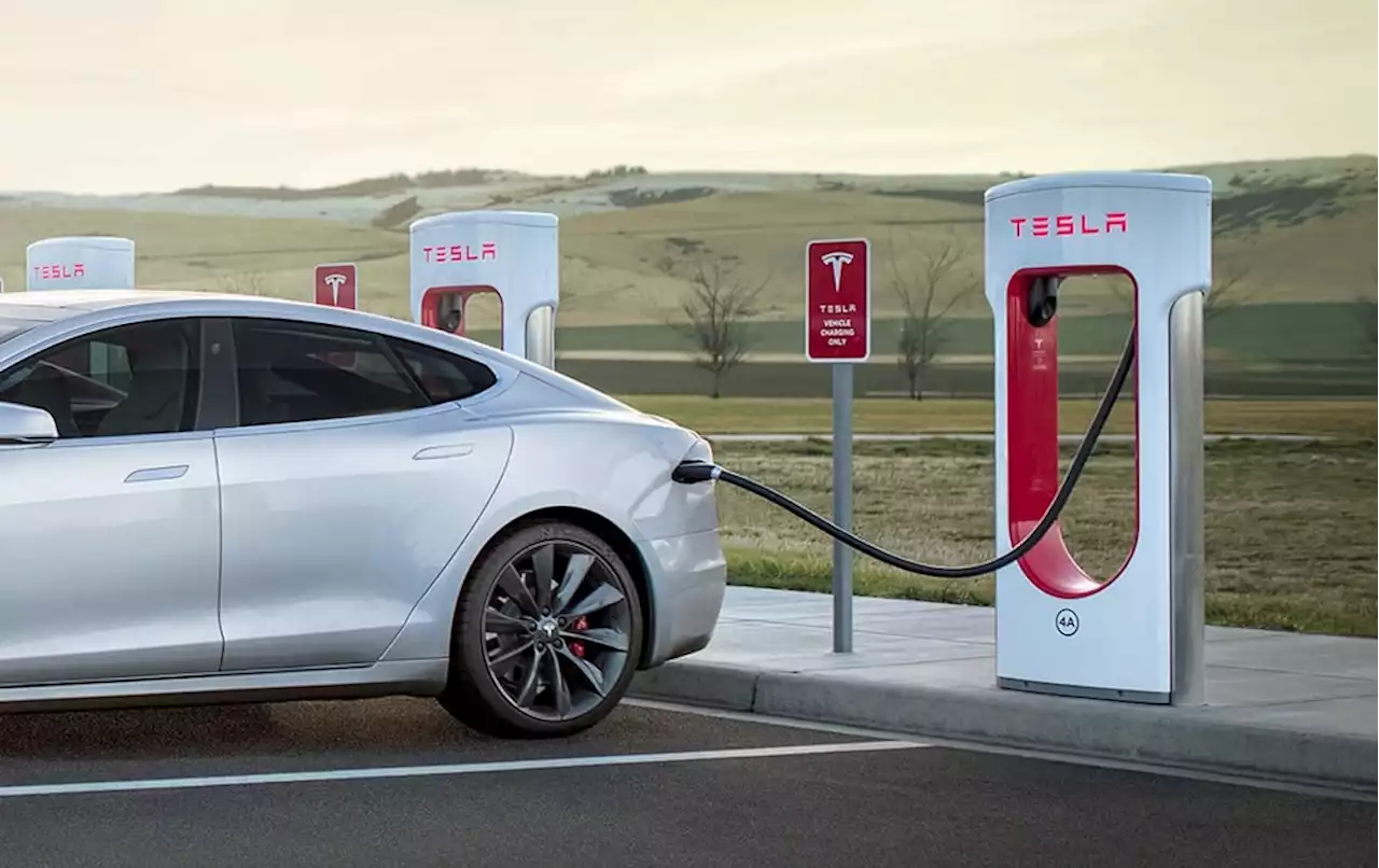 Superchargeurs V4 : Tesla va miser sur l’énergie solaire pour recharger les voitures