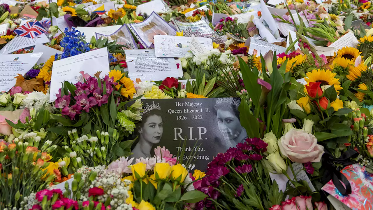 Coffin of Queen Elizabeth II arrives at Buckingham Palace