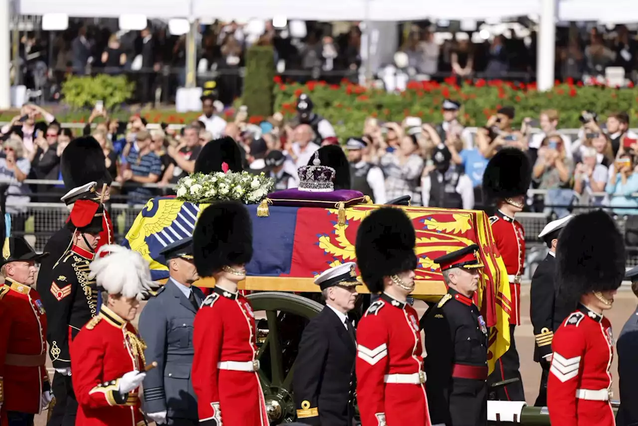 Il feretro della regina Elisabetta giunto a Westminster Hall - Europa