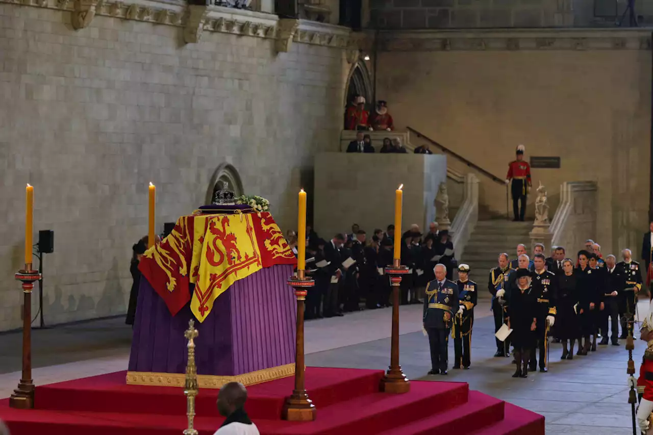 Queen Elizabeth II lies in state after solemn procession | amNewYork