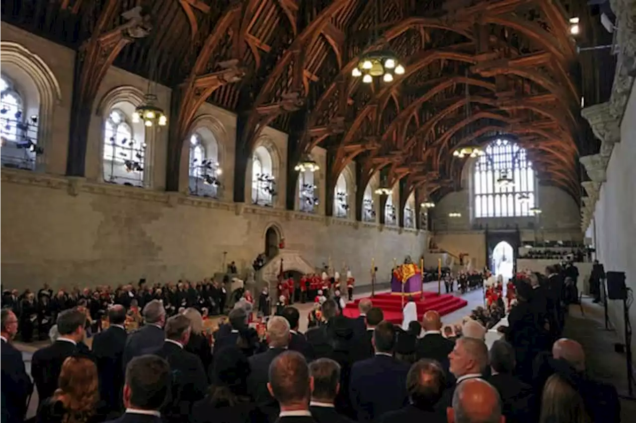 EN DIRECT - Elizabeth II: le cercueil exposé au public dans Westminster Hall jusqu'à lundi