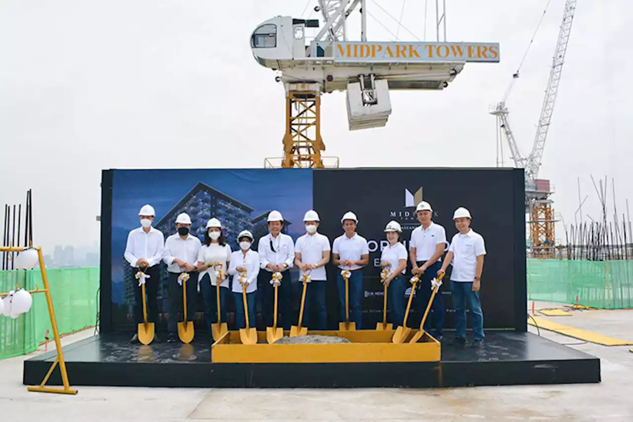 D.M. Wenceslao Tops Off Fourth and Final Tower of MidPark Towers in Aseana City - BusinessMirror