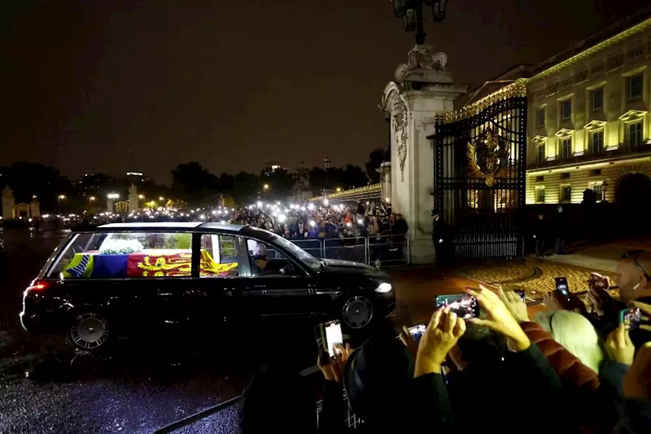 El ataúd de la reina Isabel II llegó al Palacio de Buckingham