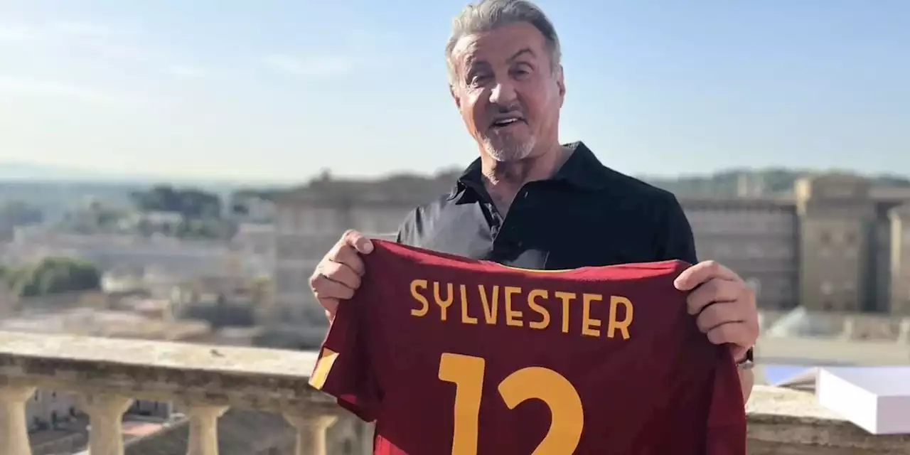 Roma, un tifoso speciale: Sylvester Stallone posa con la maglia giallorossa