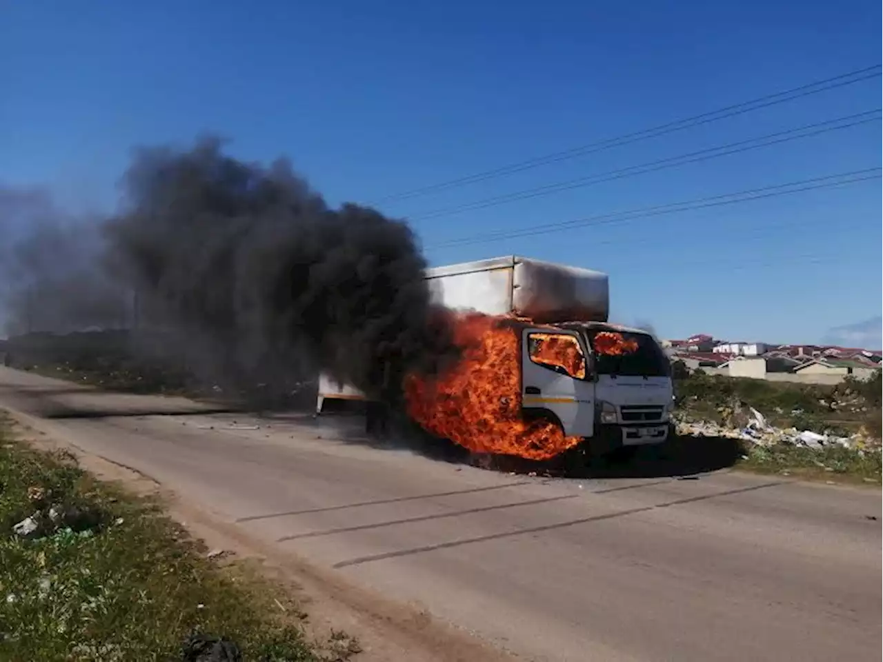 GROUNDUP: Violence erupts during protest against Nelson Mandela Bay municipality over service delivery failures