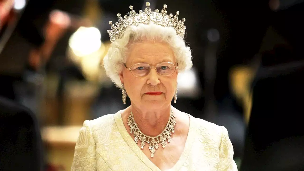 Queen Elizabeth's Coffin Welcomed by Harry, Meghan & Royals at Palace