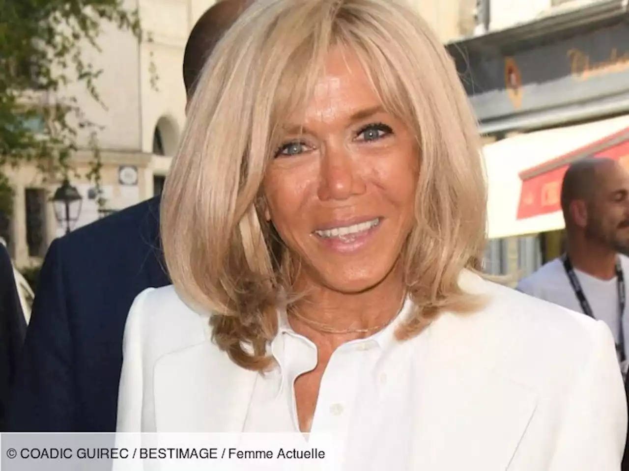 Brigitte Macron : elle ose une nouvelle manière rajeunissante de coiffer son carré